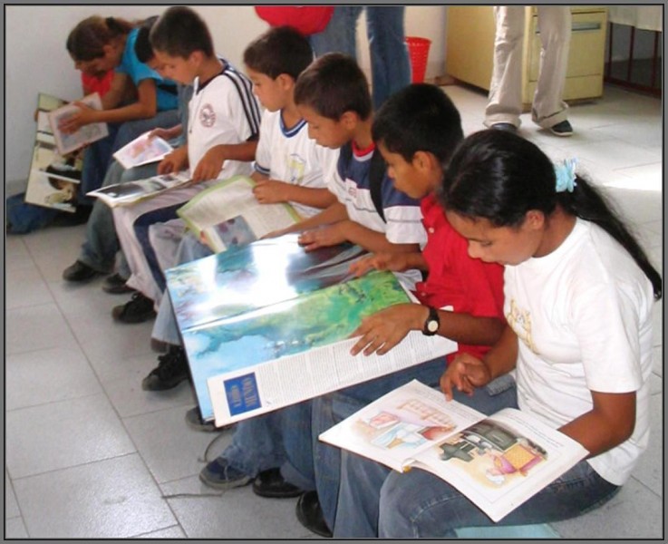 niños leyendo con el maestro